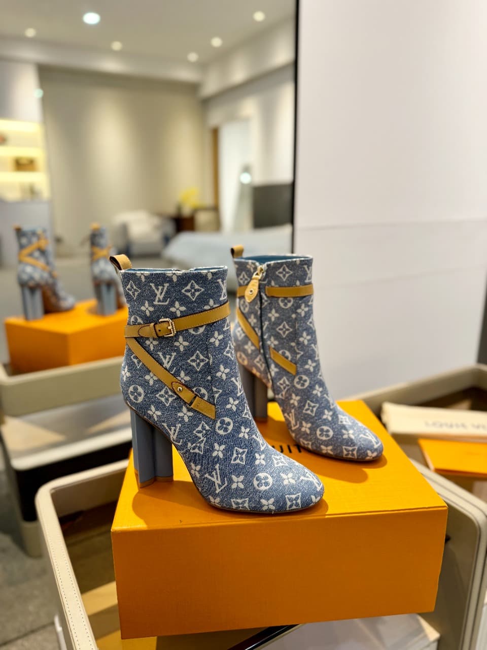 D8996 2026 – Latest collection/series. The latest autumn/winter official website collection features 6 short boots. These boots are updated in real time, have a perfect fit, feature LV-style buttons and edges, have intricate craftsmanship, a plum blossom  — image 2