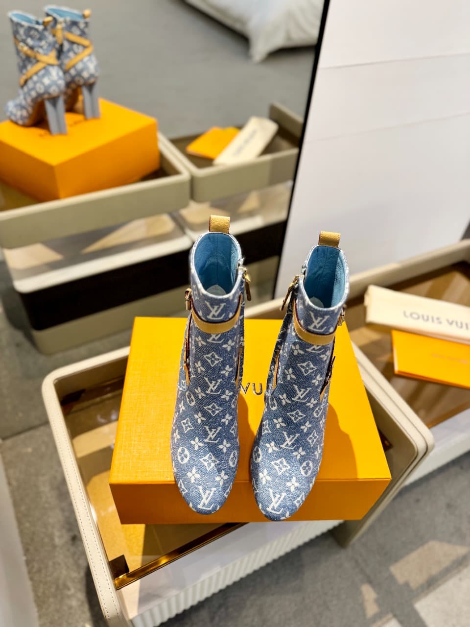 D8996 2026 – Latest collection/series. The latest autumn/winter official website collection features 6 short boots. These boots are updated in real time, have a perfect fit, feature LV-style buttons and edges, have intricate craftsmanship, a plum blossom  — image 5