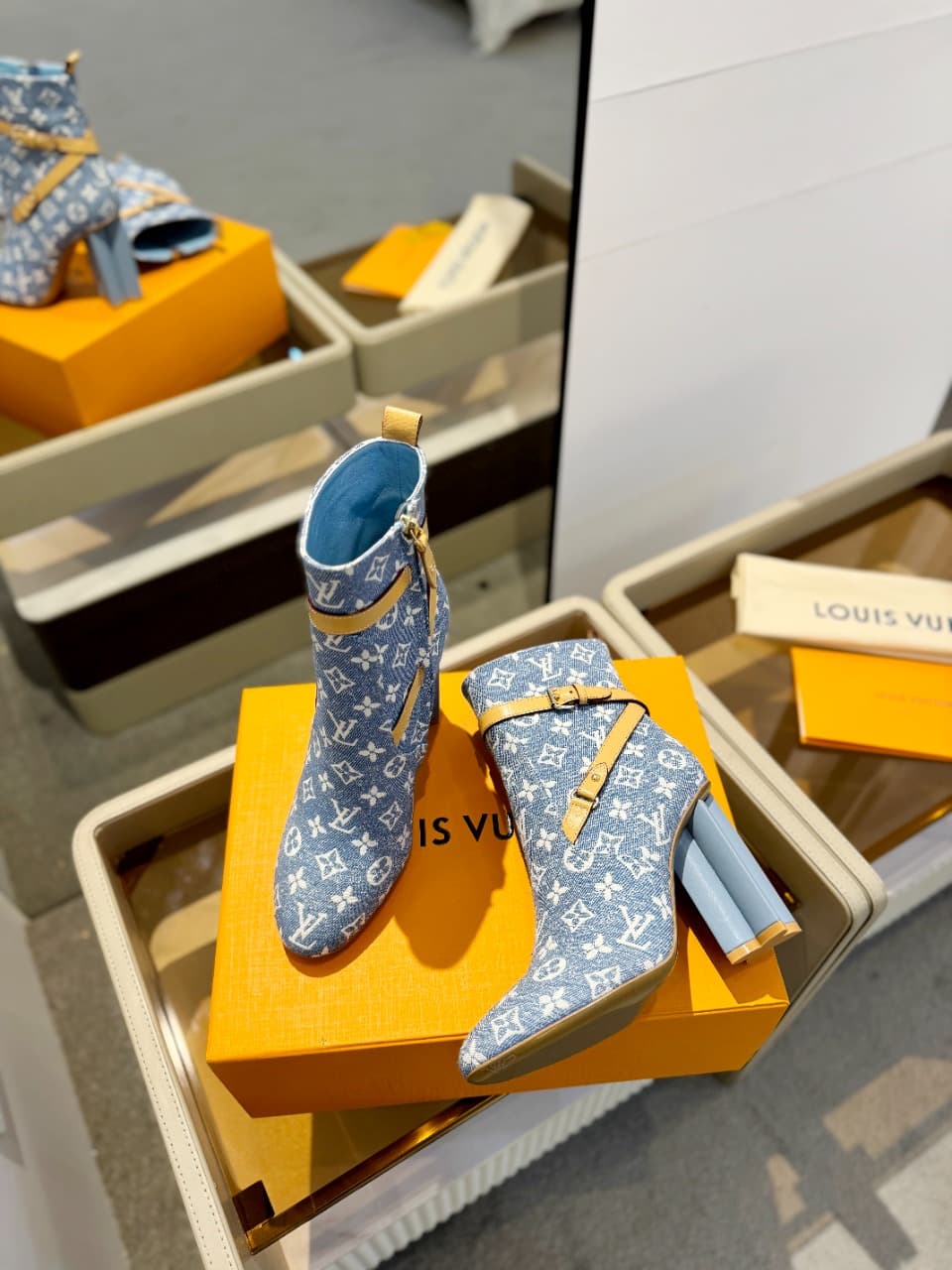 D8996 2026 – Latest collection/series. The latest autumn/winter official website collection features 6 short boots. These boots are updated in real time, have a perfect fit, feature LV-style buttons and edges, have intricate craftsmanship, a plum blossom  — image 6