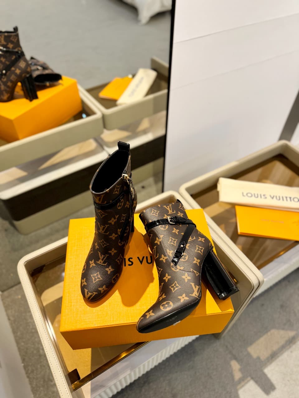 D8994 2026 – Latest collection/series. L✔️ The latest autumn/winter online store collection features 6 short boots. These boots are updated in real time, have a perfect fit, feature LV-style buckles with oiled edges, intricate craftsmanship, and a plum bl — image 3