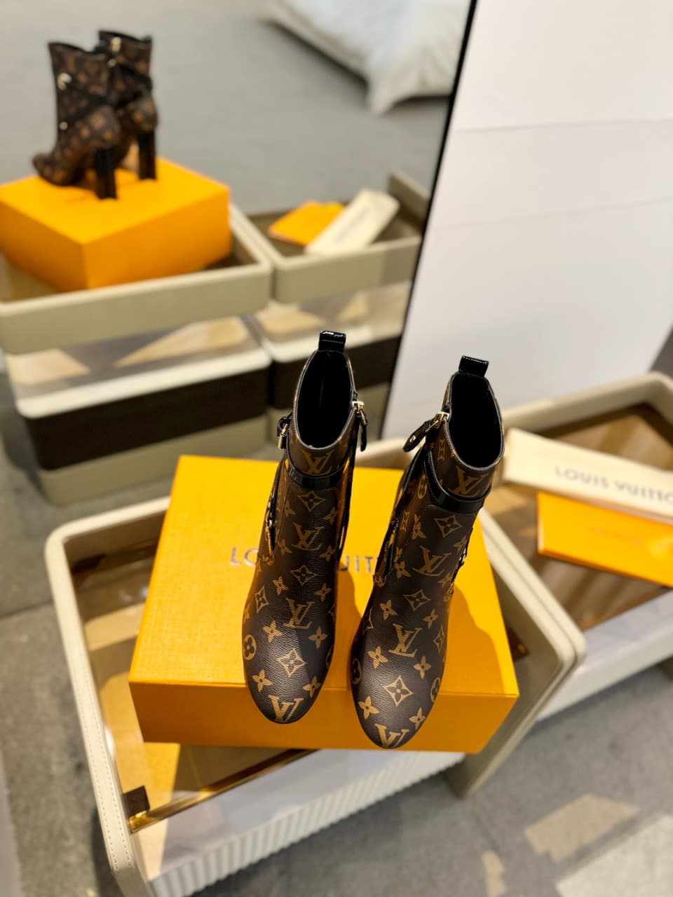 D8994 2026 – Latest collection/series. L✔️ The latest autumn/winter online store collection features 6 short boots. These boots are updated in real time, have a perfect fit, feature LV-style buckles with oiled edges, intricate craftsmanship, and a plum bl — image 4