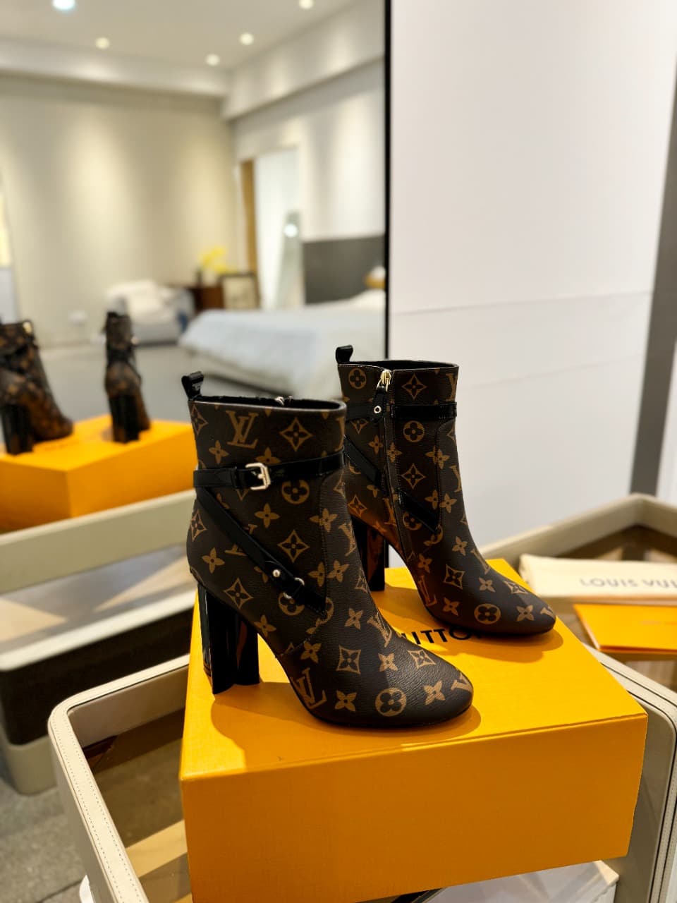 D8994 2026 – Latest collection/series. L✔️ The latest autumn/winter online store collection features 6 short boots. These boots are updated in real time, have a perfect fit, feature LV-style buckles with oiled edges, intricate craftsmanship, and a plum bl — image 2