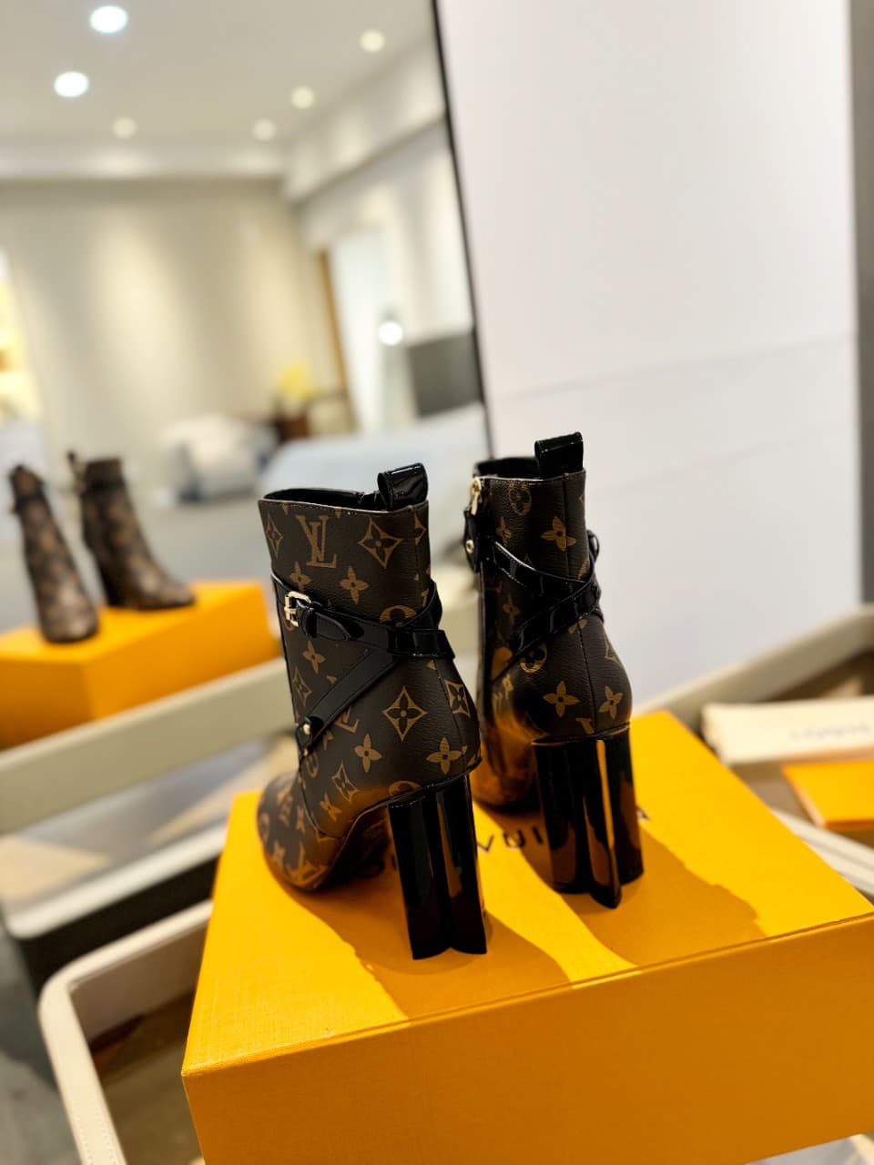 D8994 2026 – Latest collection/series. L✔️ The latest autumn/winter online store collection features 6 short boots. These boots are updated in real time, have a perfect fit, feature LV-style buckles with oiled edges, intricate craftsmanship, and a plum bl — image 8