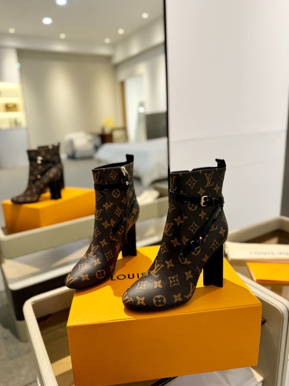 D8994 2026 – Latest collection/series. L✔️ The latest autumn/winter online store collection features 6 short boots. These boots are updated in real time, have a perfect fit, feature LV-style buckles with oiled edges, intricate craftsmanship, and a plum bl — image 5
