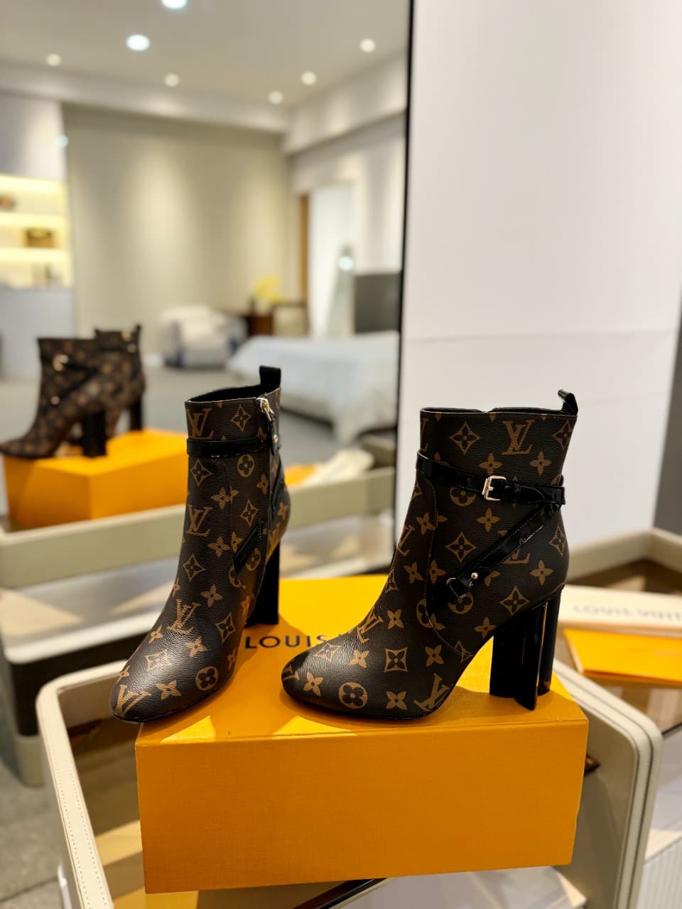 D8994 2026 – Latest collection/series. L✔️ The latest autumn/winter online store collection features 6 short boots. These boots are updated in real time, have a perfect fit, feature LV-style buckles with oiled edges, intricate craftsmanship, and a plum bl — image 6
