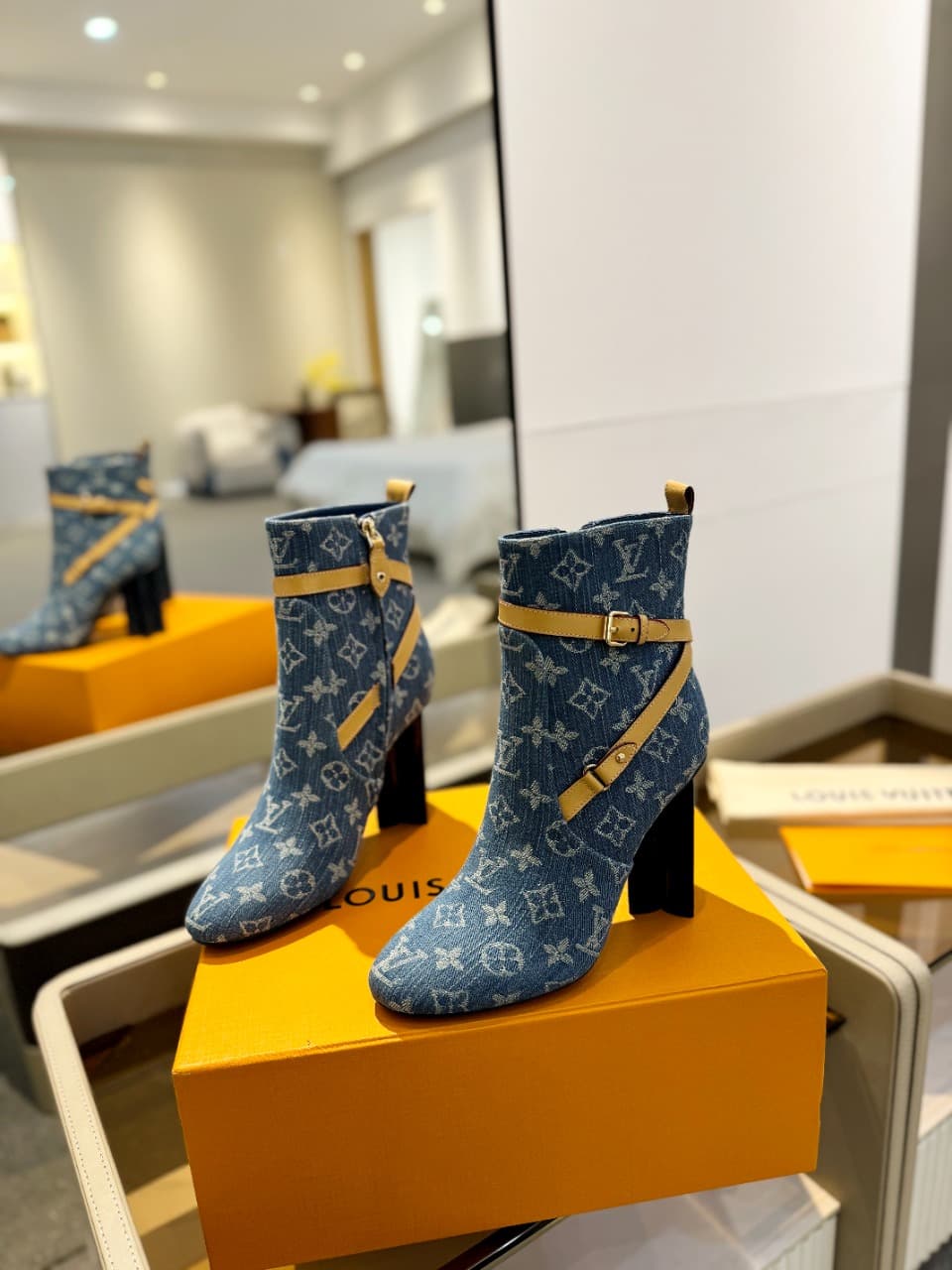 D8995 2026 – Latest collection/series. The latest autumn/winter official website collection features short boots with 6 size. These boots are updated in real time, have perfect fit, LV-style button closures with oiled edges, intricate craftsmanship, a plu — image 3