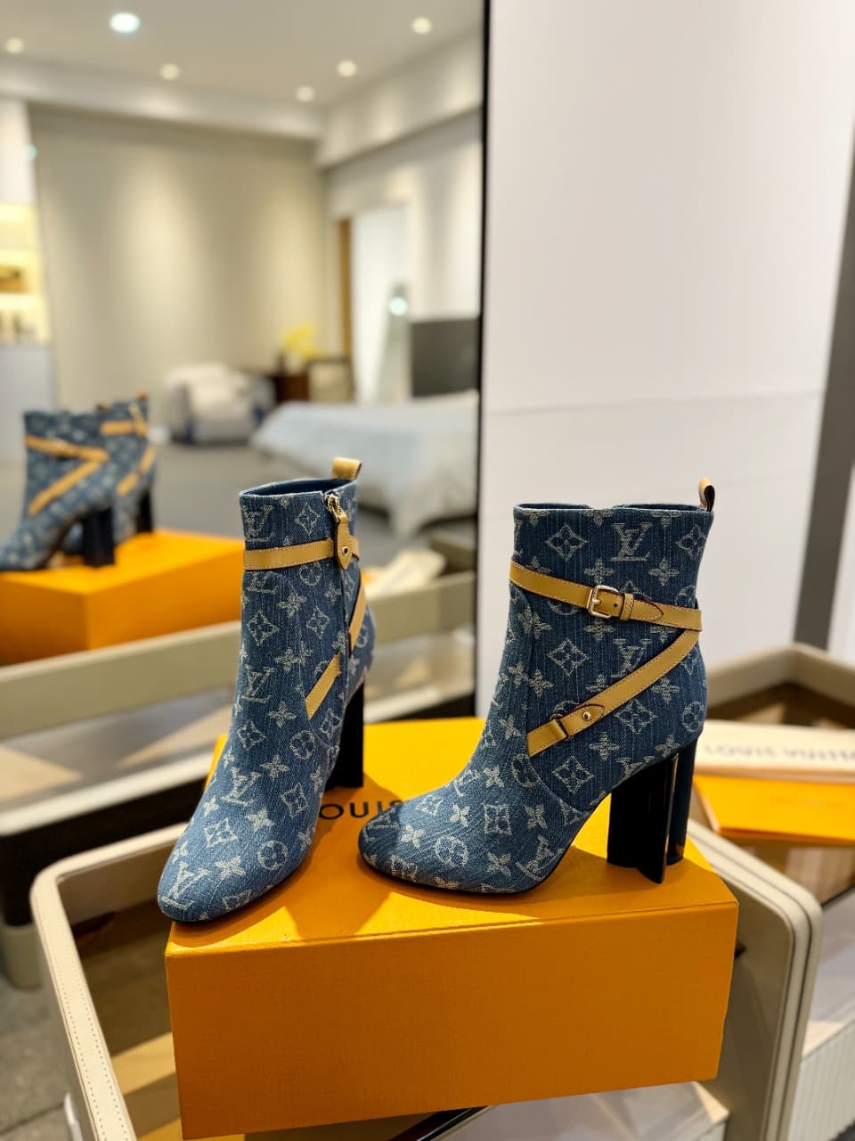 D8995 2026 – Latest collection/series. The latest autumn/winter official website collection features short boots with 6 size. These boots are updated in real time, have perfect fit, LV-style button closures with oiled edges, intricate craftsmanship, a plu — image 4
