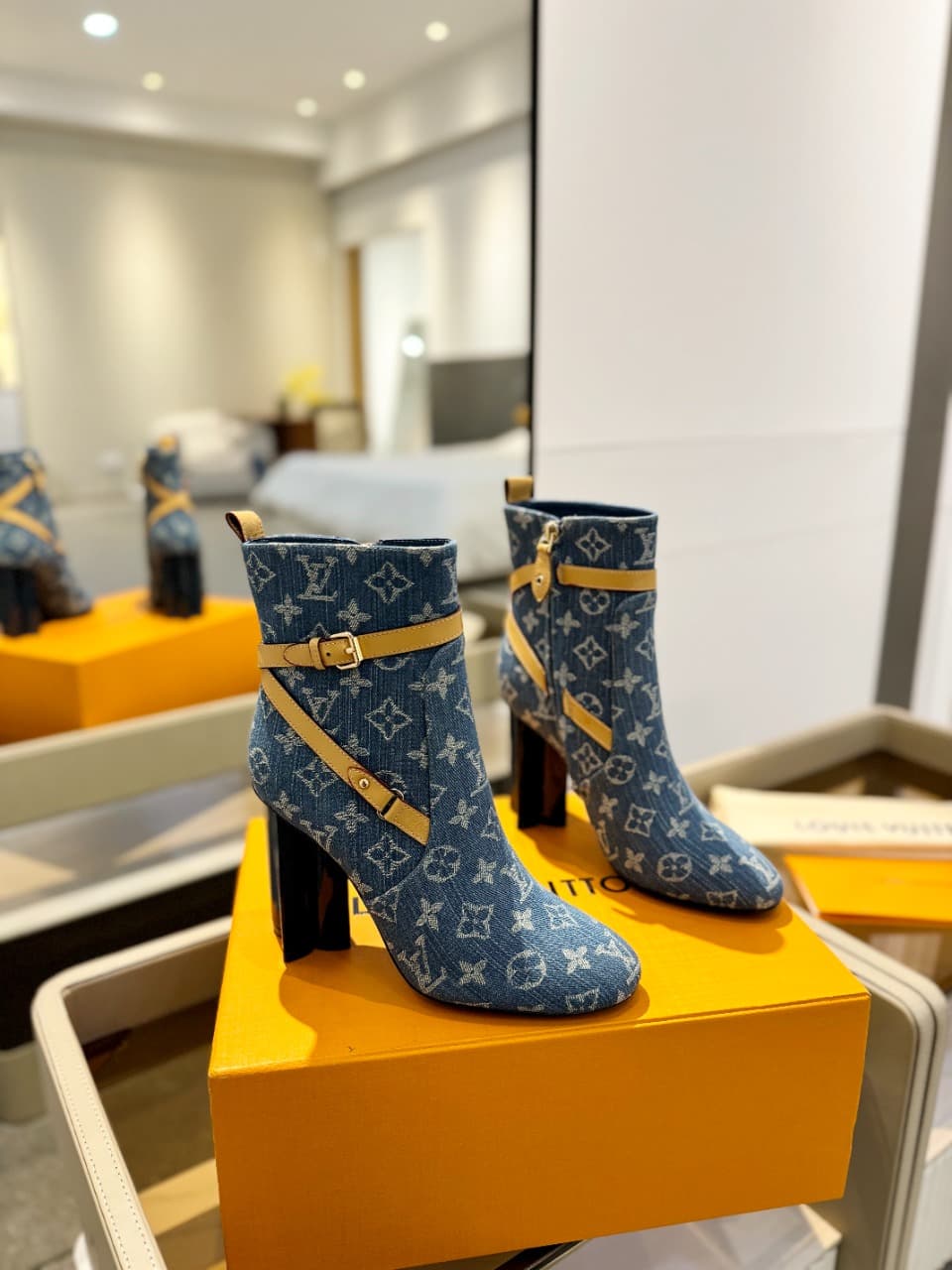 D8995 2026 – Latest collection/series. The latest autumn/winter official website collection features short boots with 6 size. These boots are updated in real time, have perfect fit, LV-style button closures with oiled edges, intricate craftsmanship, a plu — image 2