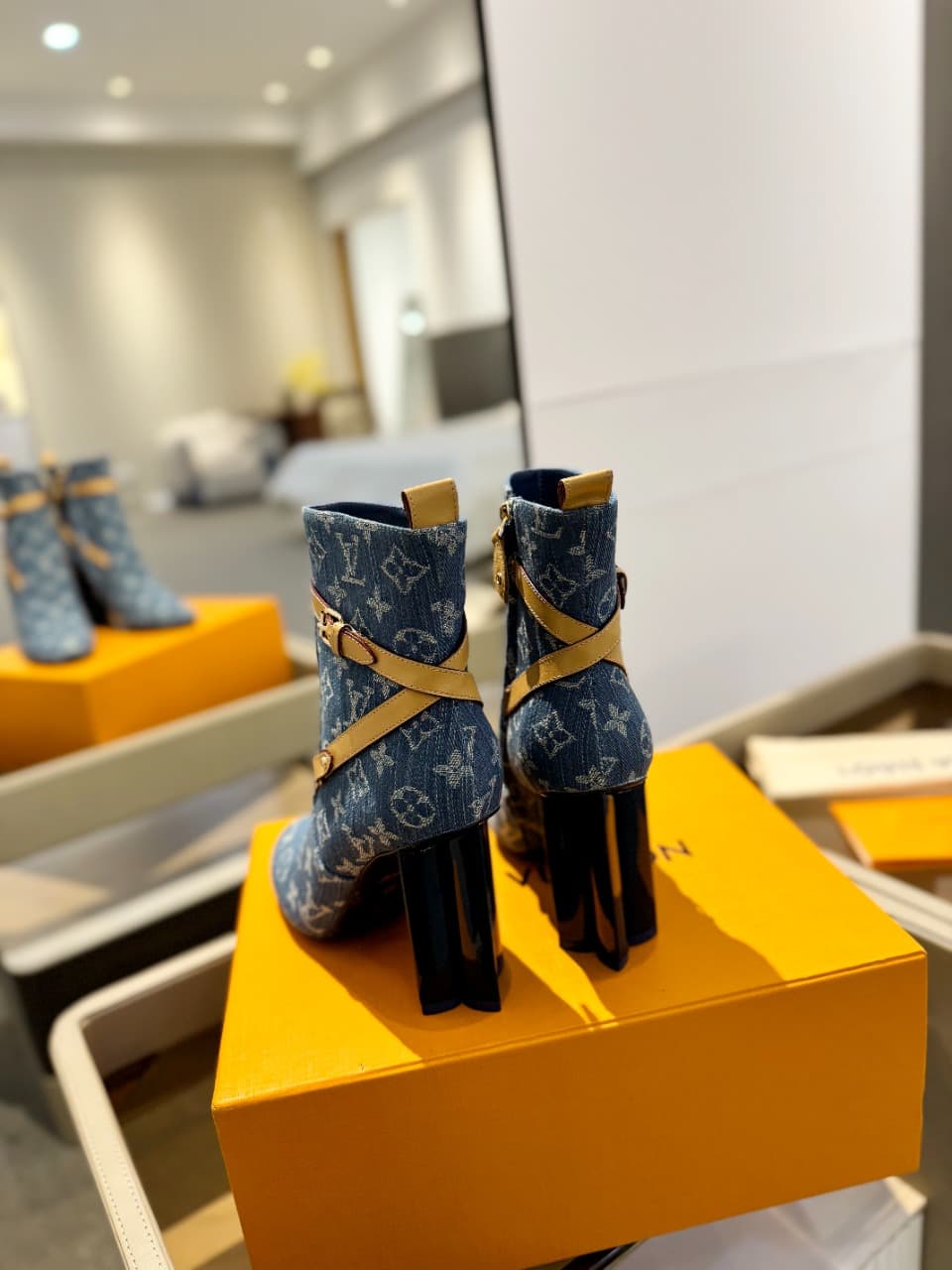 D8995 2026 – Latest collection/series. The latest autumn/winter official website collection features short boots with 6 size. These boots are updated in real time, have perfect fit, LV-style button closures with oiled edges, intricate craftsmanship, a plu — image 5