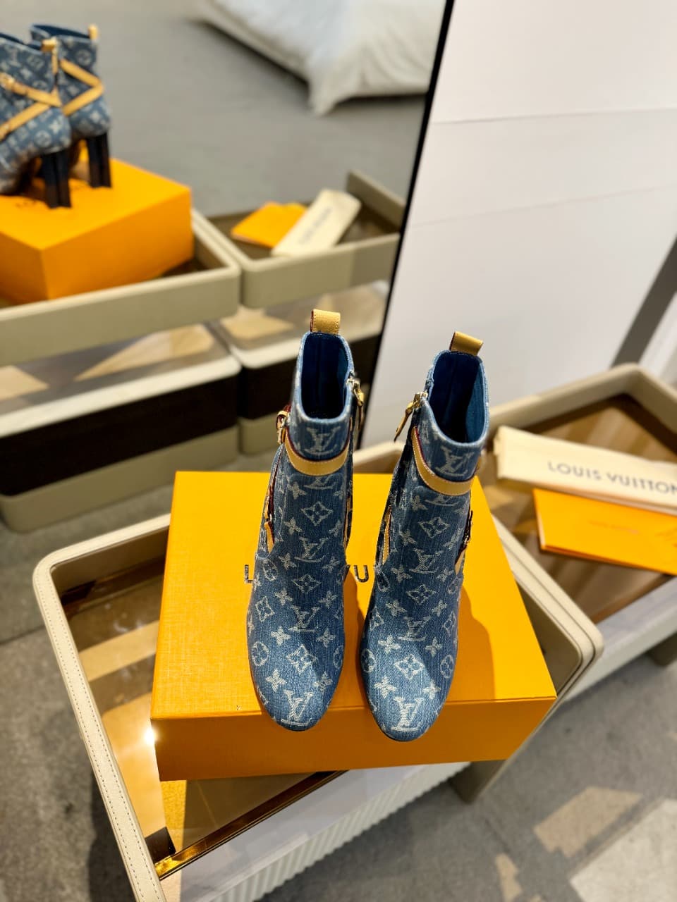 D8995 2026 – Latest collection/series. The latest autumn/winter official website collection features short boots with 6 size. These boots are updated in real time, have perfect fit, LV-style button closures with oiled edges, intricate craftsmanship, a plu — image 6