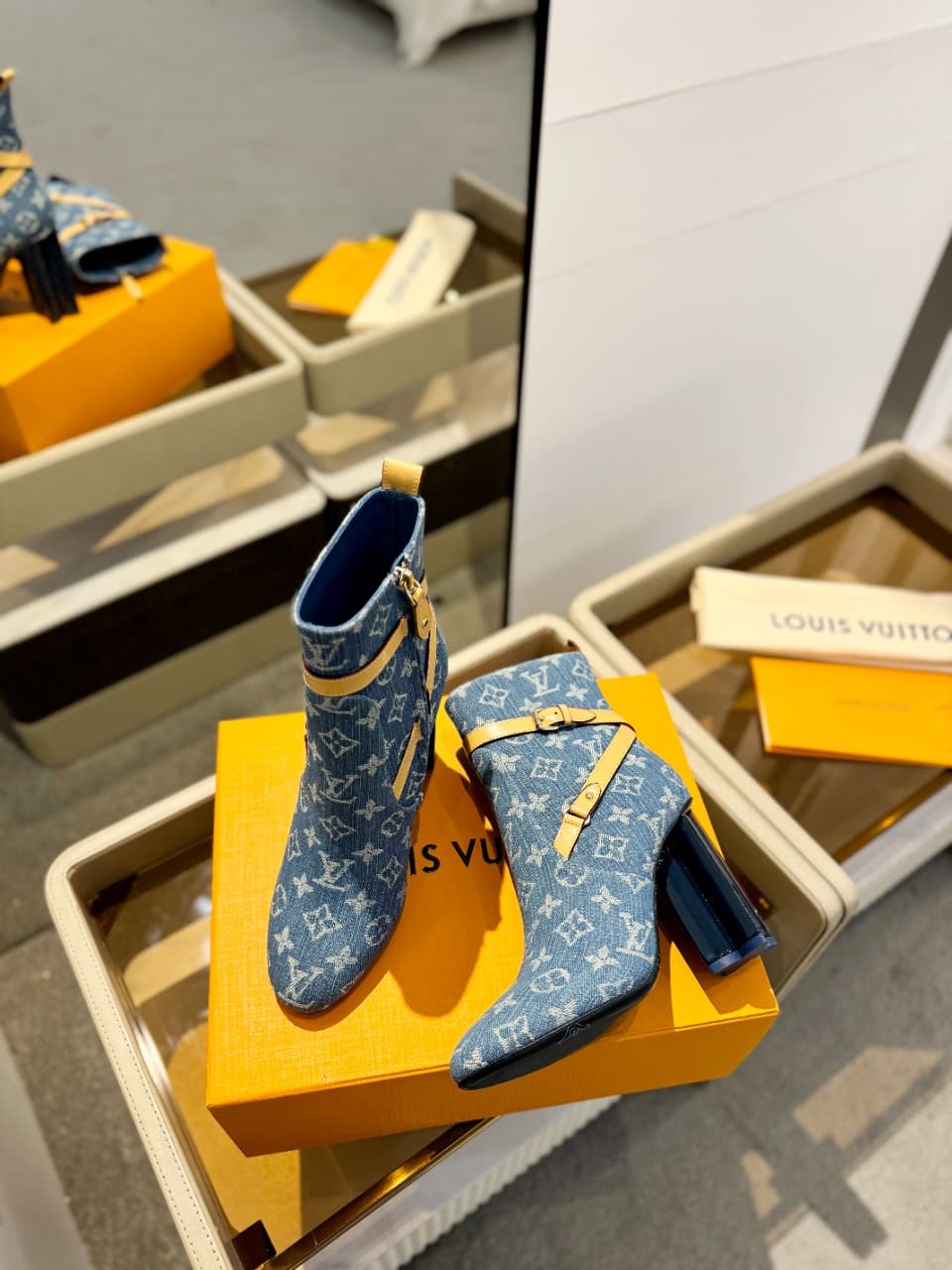 D8995 2026 – Latest collection/series. The latest autumn/winter official website collection features short boots with 6 size. These boots are updated in real time, have perfect fit, LV-style button closures with oiled edges, intricate craftsmanship, a plu — image 7