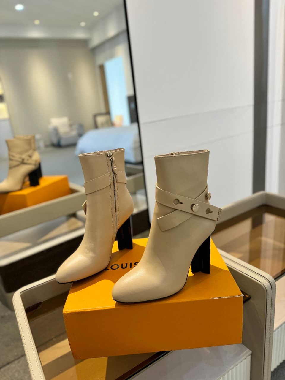 D8985 2026 – Latest collection/series. The latest autumn/winter online store collection features 6 short boots. These boots are updated in real time, have a perfect fit, feature LV-style buttons and edges, have intricate craftsmanship, a plum blossom heel — image 3