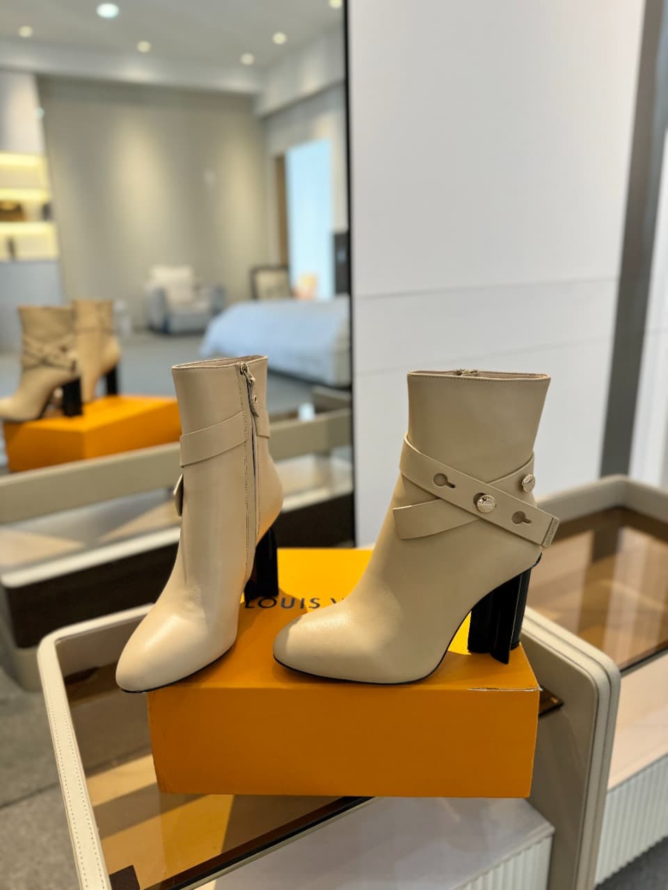 D8985 2026 – Latest collection/series. The latest autumn/winter online store collection features 6 short boots. These boots are updated in real time, have a perfect fit, feature LV-style buttons and edges, have intricate craftsmanship, a plum blossom heel — image 5