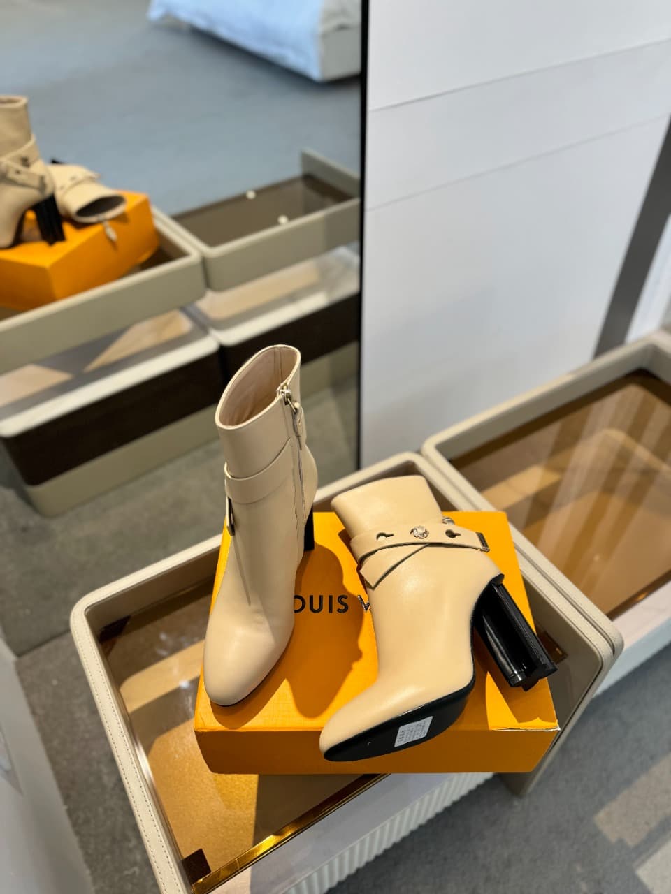 D8985 2026 – Latest collection/series. The latest autumn/winter online store collection features 6 short boots. These boots are updated in real time, have a perfect fit, feature LV-style buttons and edges, have intricate craftsmanship, a plum blossom heel — image 6