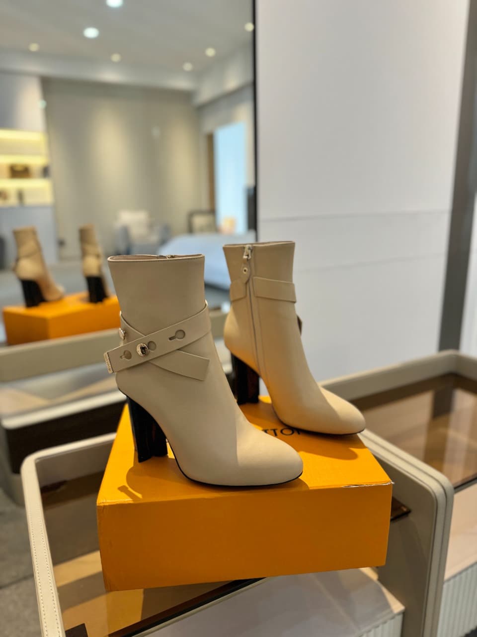 D8985 2026 – Latest collection/series. The latest autumn/winter online store collection features 6 short boots. These boots are updated in real time, have a perfect fit, feature LV-style buttons and edges, have intricate craftsmanship, a plum blossom heel — image 2