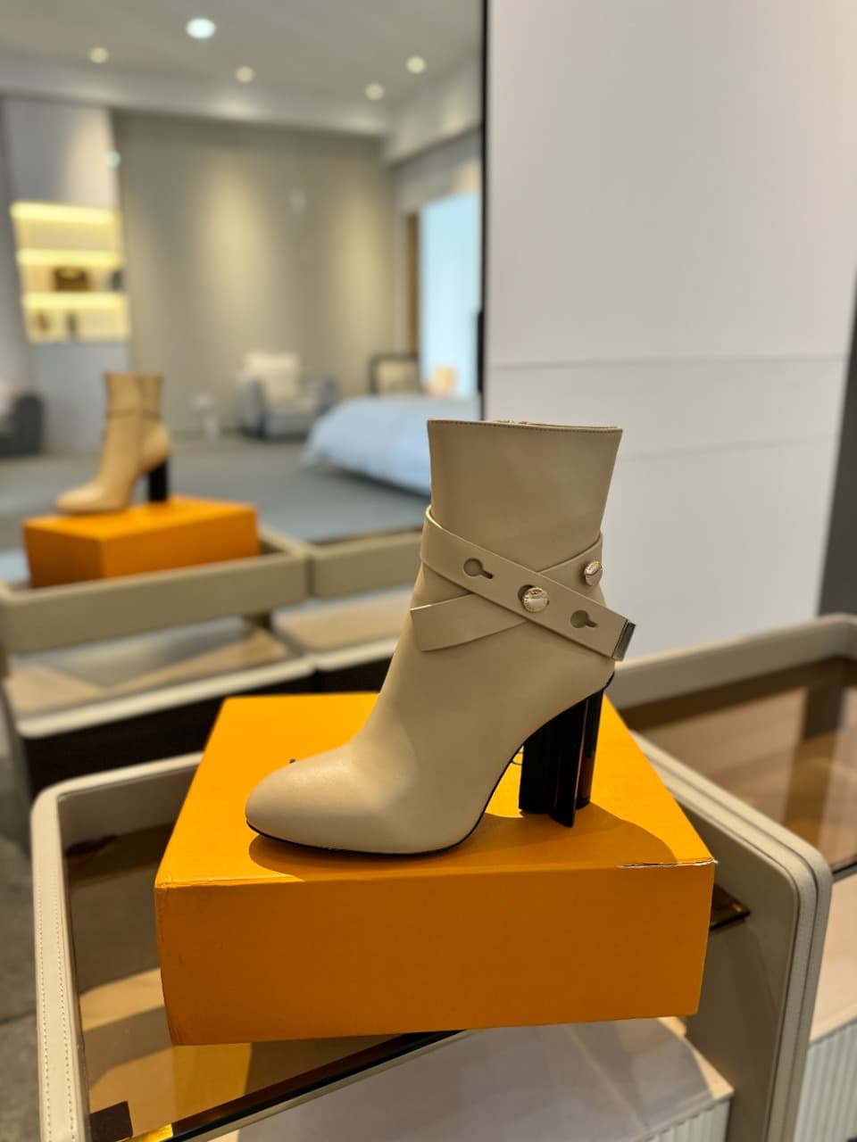 D8985 2026 – Latest collection/series. The latest autumn/winter online store collection features 6 short boots. These boots are updated in real time, have a perfect fit, feature LV-style buttons and edges, have intricate craftsmanship, a plum blossom heel — image 1