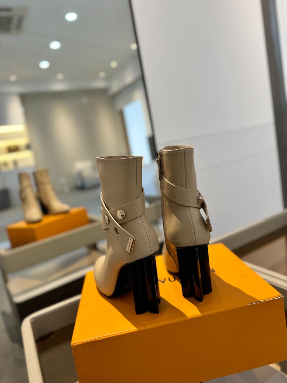 D8985 2026 – Latest collection/series. The latest autumn/winter online store collection features 6 short boots. These boots are updated in real time, have a perfect fit, feature LV-style buttons and edges, have intricate craftsmanship, a plum blossom heel — image 7