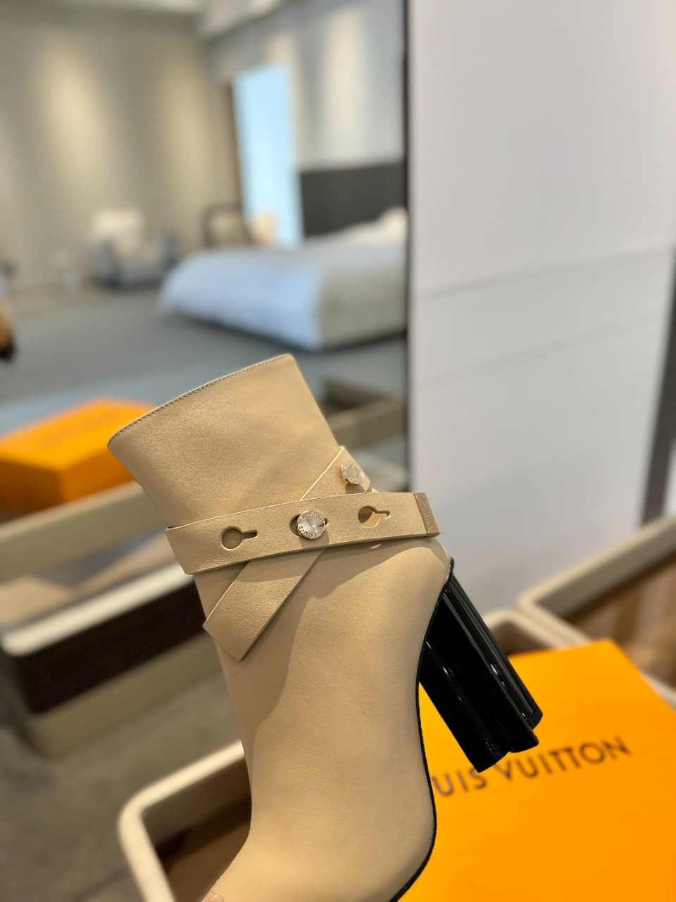 D8985 2026 – Latest collection/series. The latest autumn/winter online store collection features 6 short boots. These boots are updated in real time, have a perfect fit, feature LV-style buttons and edges, have intricate craftsmanship, a plum blossom heel — image 8