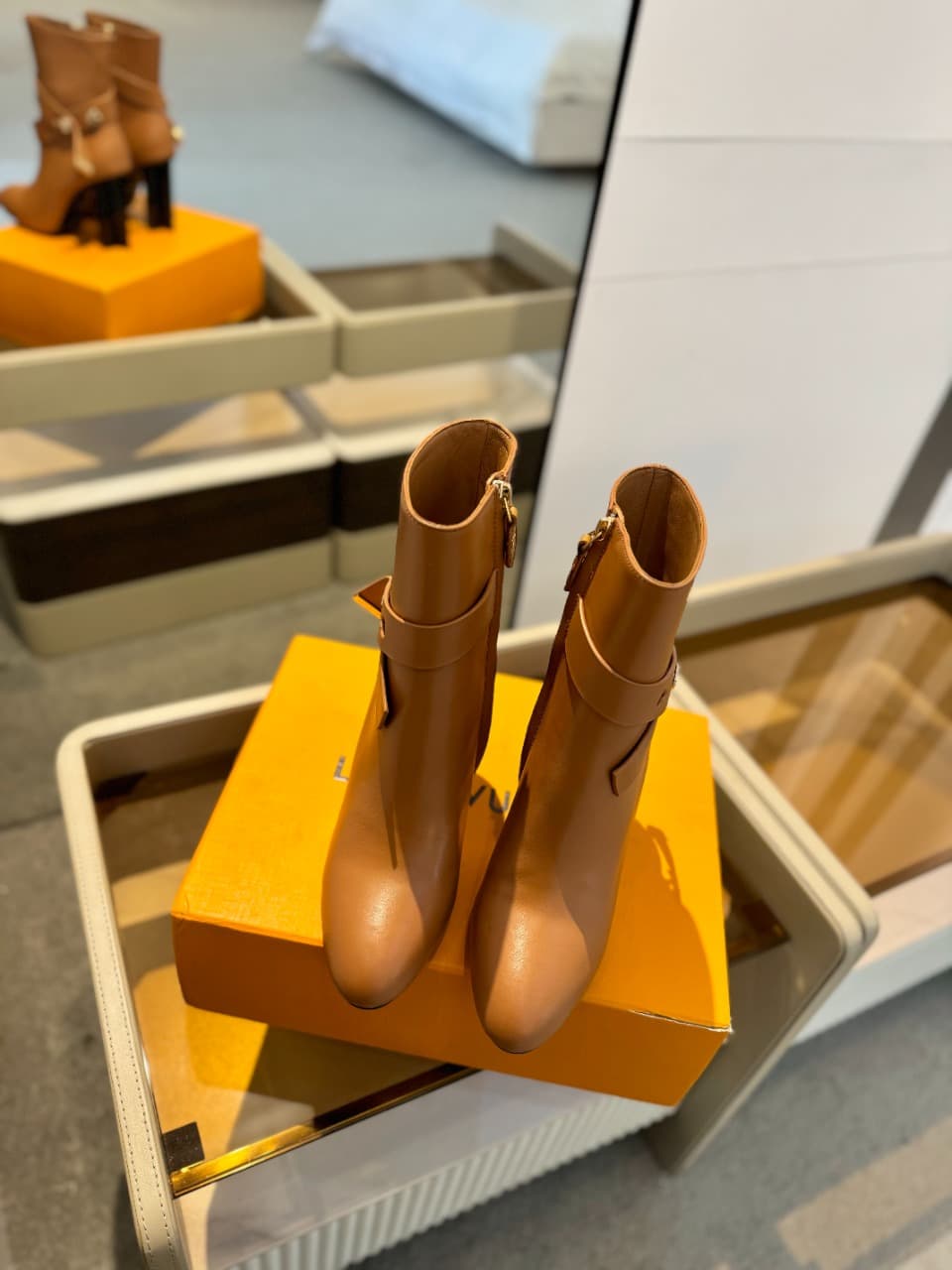 D8984 2026 Latest L✔️ The latest autumn/winter collection official website runway pieces: 6 short boots, updated in sync, perfect fit, LV-style belt buttons with oiled edges, intricate craftsmanship, plum blossom heel design, exuding elegance. Original mo — image 4