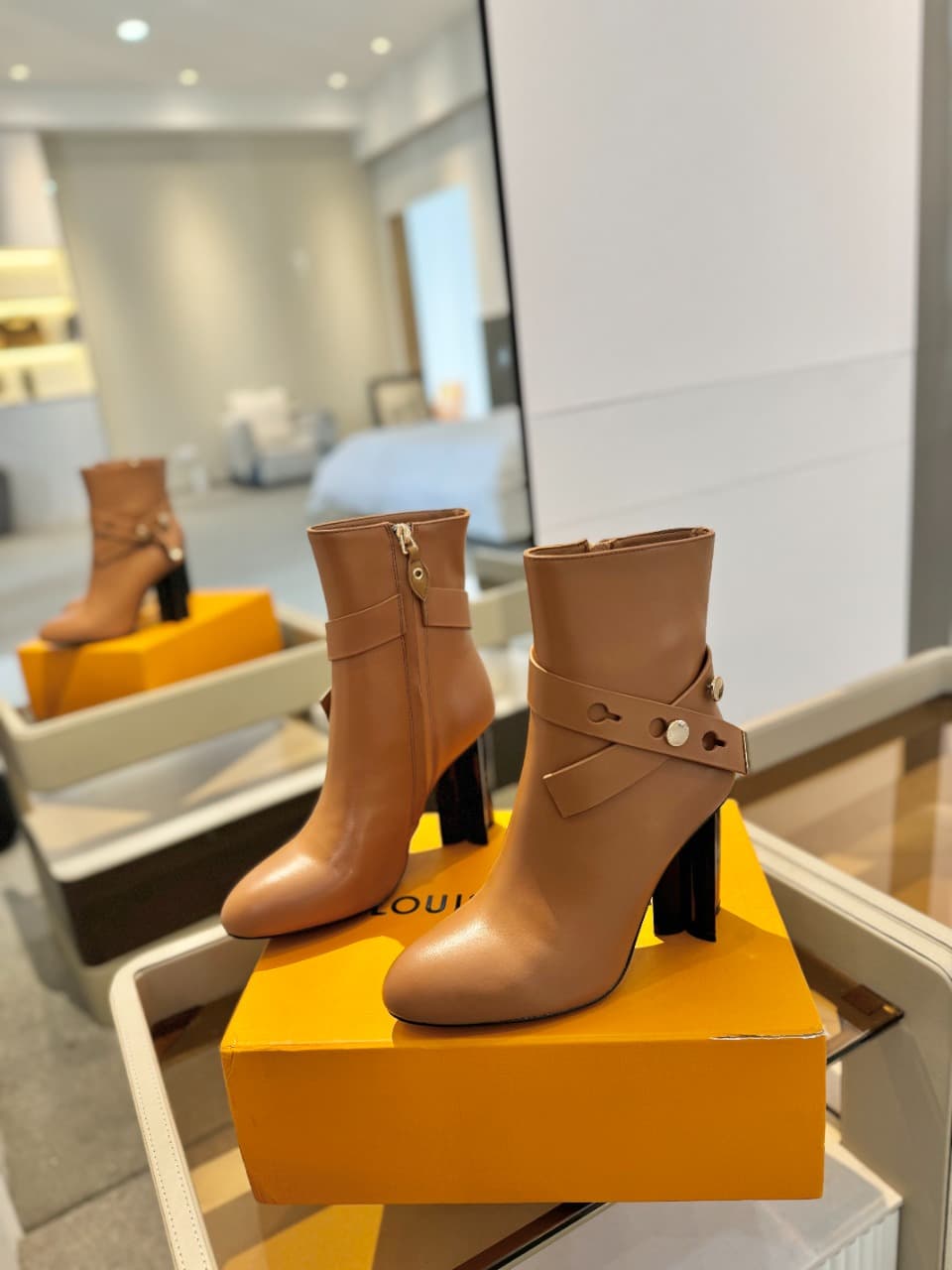 D8984 2026 Latest L✔️ The latest autumn/winter collection official website runway pieces: 6 short boots, updated in sync, perfect fit, LV-style belt buttons with oiled edges, intricate craftsmanship, plum blossom heel design, exuding elegance. Original mo — image 3