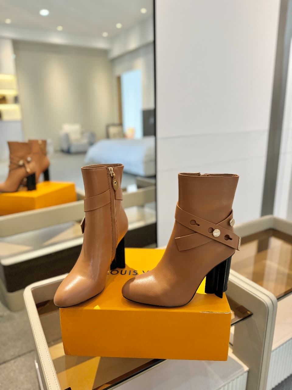 D8984 2026 Latest L✔️ The latest autumn/winter collection official website runway pieces: 6 short boots, updated in sync, perfect fit, LV-style belt buttons with oiled edges, intricate craftsmanship, plum blossom heel design, exuding elegance. Original mo — image 5