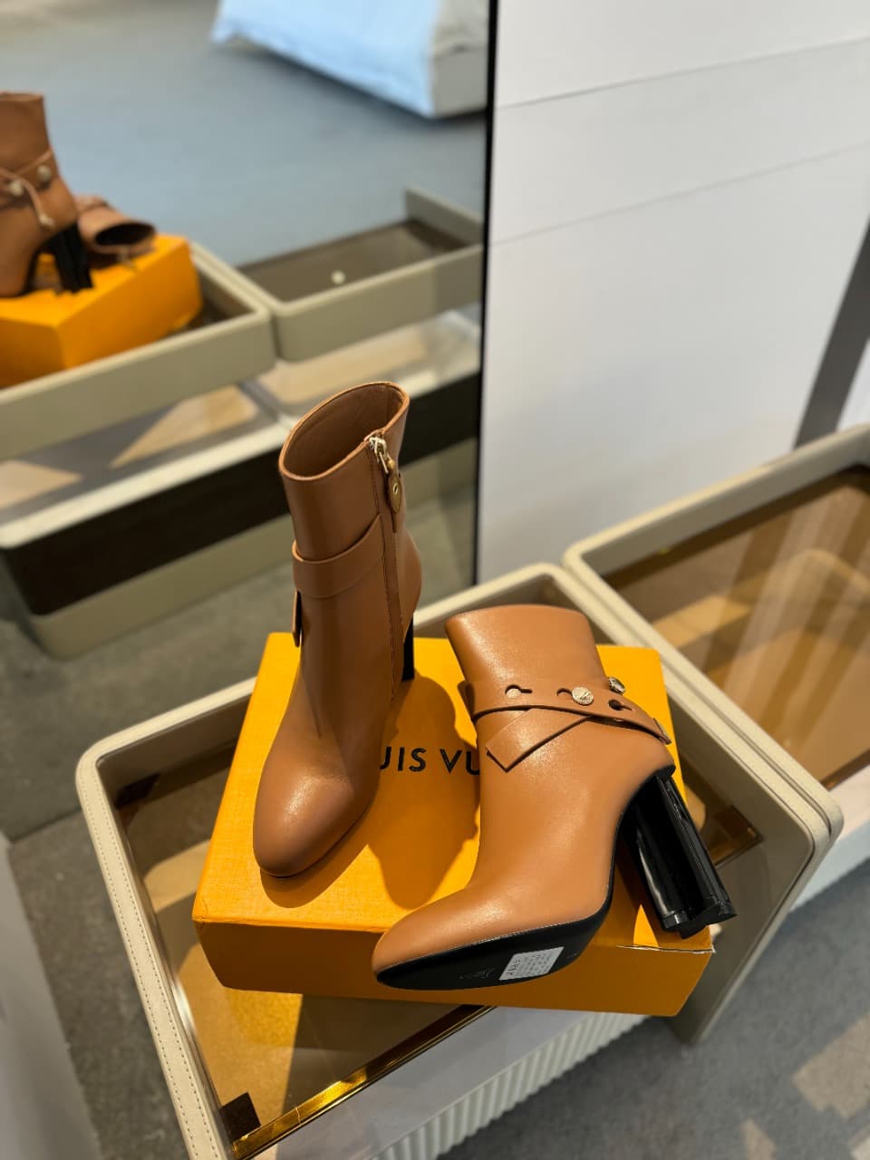 D8984 2026 Latest L✔️ The latest autumn/winter collection official website runway pieces: 6 short boots, updated in sync, perfect fit, LV-style belt buttons with oiled edges, intricate craftsmanship, plum blossom heel design, exuding elegance. Original mo — image 6