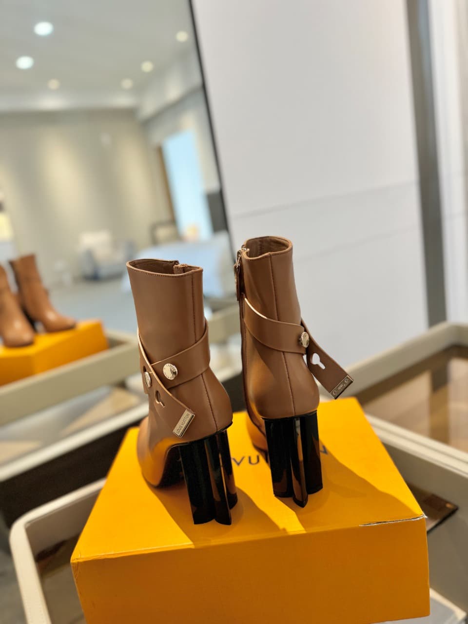 D8984 2026 Latest L✔️ The latest autumn/winter collection official website runway pieces: 6 short boots, updated in sync, perfect fit, LV-style belt buttons with oiled edges, intricate craftsmanship, plum blossom heel design, exuding elegance. Original mo — image 7