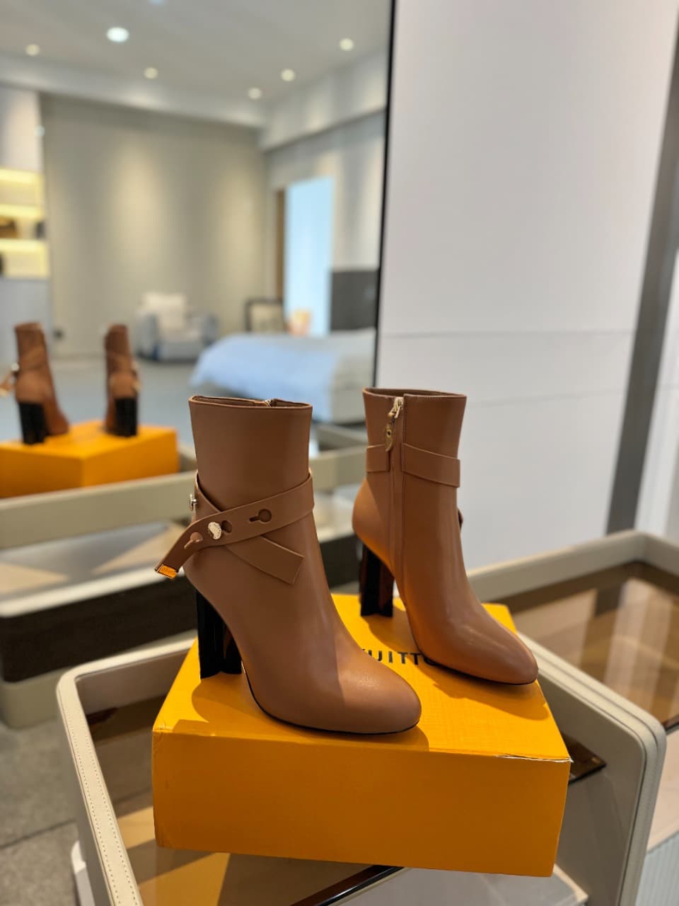 D8984 2026 Latest L✔️ The latest autumn/winter collection official website runway pieces: 6 short boots, updated in sync, perfect fit, LV-style belt buttons with oiled edges, intricate craftsmanship, plum blossom heel design, exuding elegance. Original mo — image 2