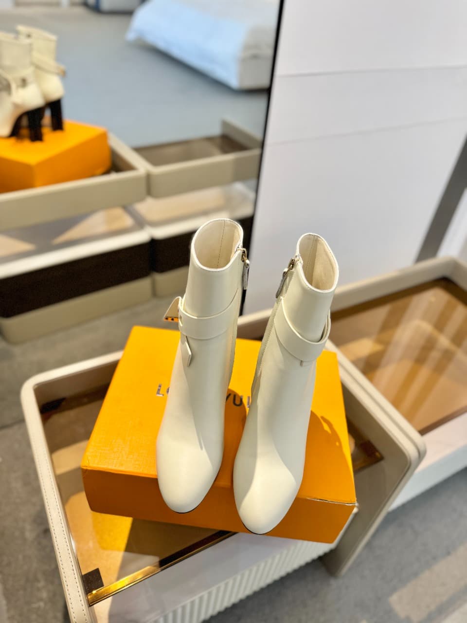D8983 2026 Latest L✔️ The latest autumn/winter collection on the official website features 6 short boots. These boots are updated in real time, have a perfect fit, feature LV-style buttons and edges, have intricate craftsmanship, a plum blossom heel desig — image 4