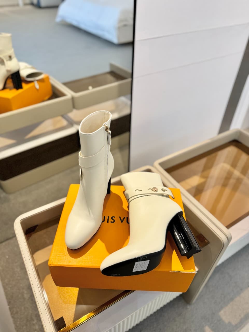 D8983 2026 Latest L✔️ The latest autumn/winter collection on the official website features 6 short boots. These boots are updated in real time, have a perfect fit, feature LV-style buttons and edges, have intricate craftsmanship, a plum blossom heel desig — image 5