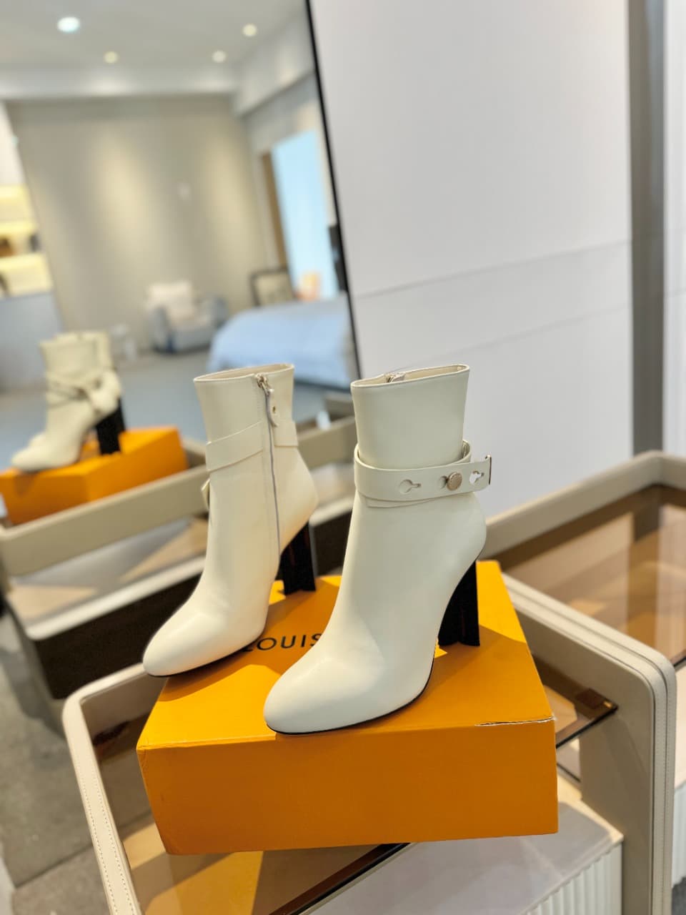 D8983 2026 Latest L✔️ The latest autumn/winter collection on the official website features 6 short boots. These boots are updated in real time, have a perfect fit, feature LV-style buttons and edges, have intricate craftsmanship, a plum blossom heel desig — image 3