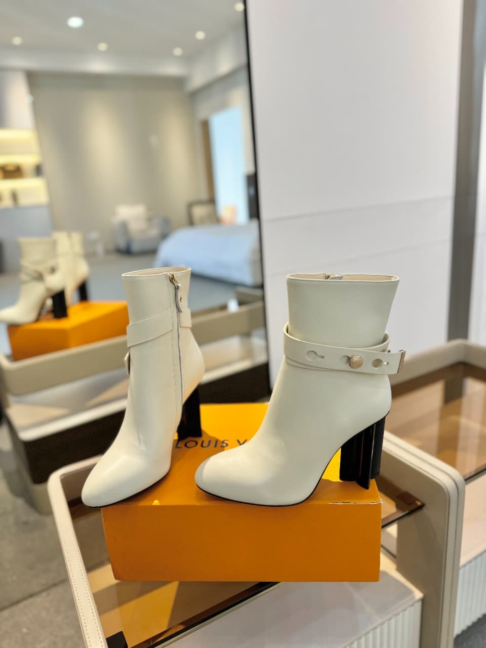 D8983 2026 Latest L✔️ The latest autumn/winter collection on the official website features 6 short boots. These boots are updated in real time, have a perfect fit, feature LV-style buttons and edges, have intricate craftsmanship, a plum blossom heel desig — image 6
