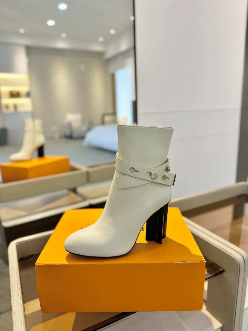 D8983 2026 Latest L✔️ The latest autumn/winter collection on the official website features 6 short boots. These boots are updated in real time, have a perfect fit, feature LV-style buttons and edges, have intricate craftsmanship, a plum blossom heel desig — image 1