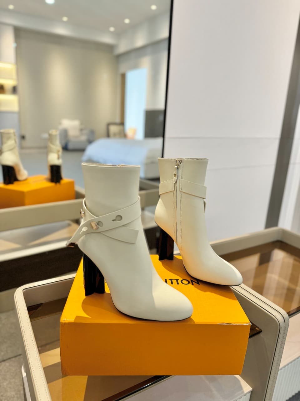 D8983 2026 Latest L✔️ The latest autumn/winter collection on the official website features 6 short boots. These boots are updated in real time, have a perfect fit, feature LV-style buttons and edges, have intricate craftsmanship, a plum blossom heel desig — image 2