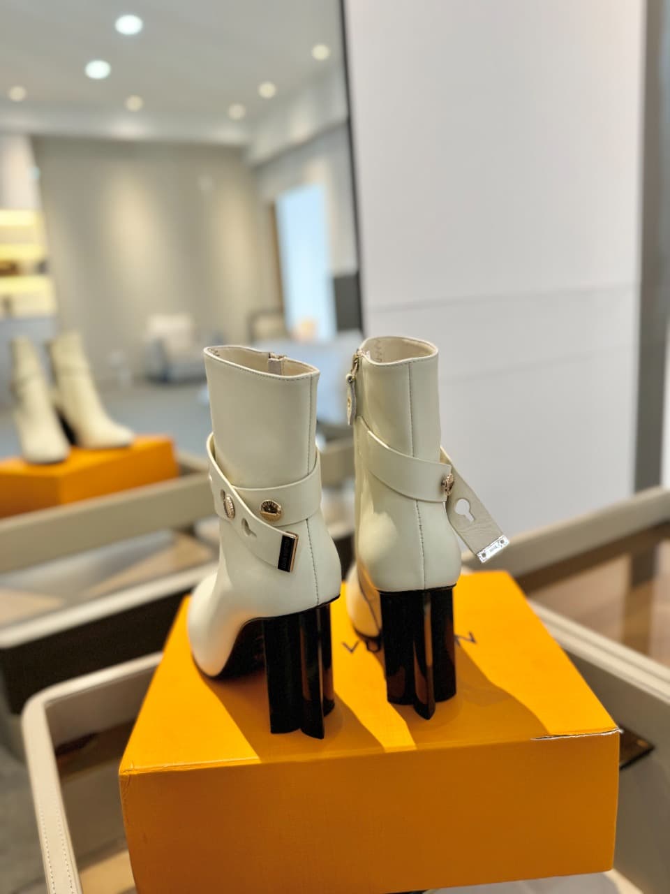 D8983 2026 Latest L✔️ The latest autumn/winter collection on the official website features 6 short boots. These boots are updated in real time, have a perfect fit, feature LV-style buttons and edges, have intricate craftsmanship, a plum blossom heel desig — image 7