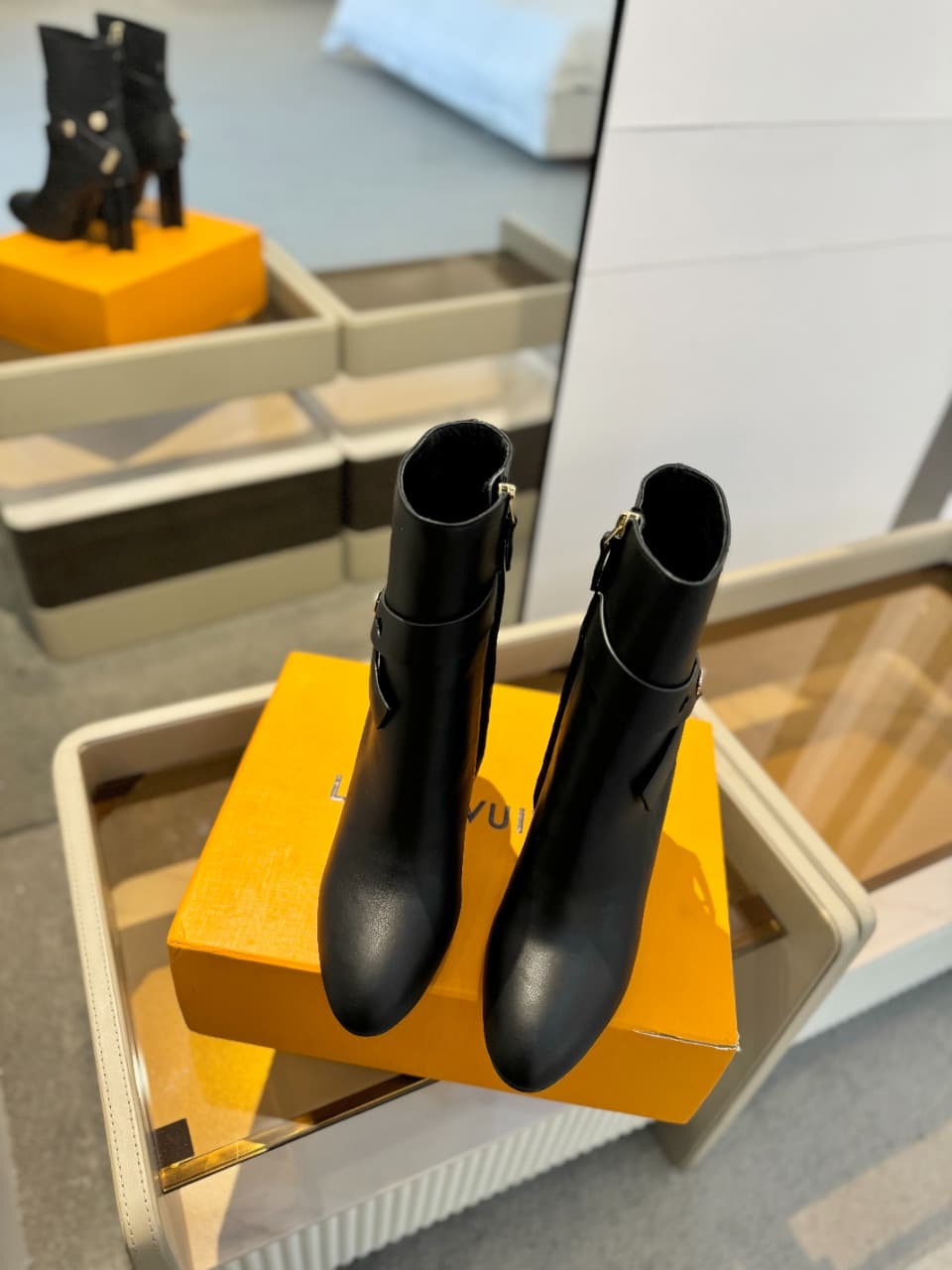 D8982 2026 – Latest collection/series. The latest autumn/winter online store collection features short boots of size 6. All items are updated in real time, with perfect foot shapes. Features LV-style buckles and oiled edges; intricate craftsmanship; plum  — image 4