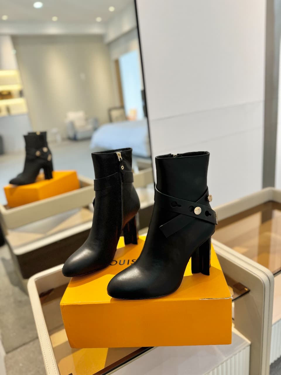 D8982 2026 – Latest collection/series. The latest autumn/winter online store collection features short boots of size 6. All items are updated in real time, with perfect foot shapes. Features LV-style buckles and oiled edges; intricate craftsmanship; plum  — image 3