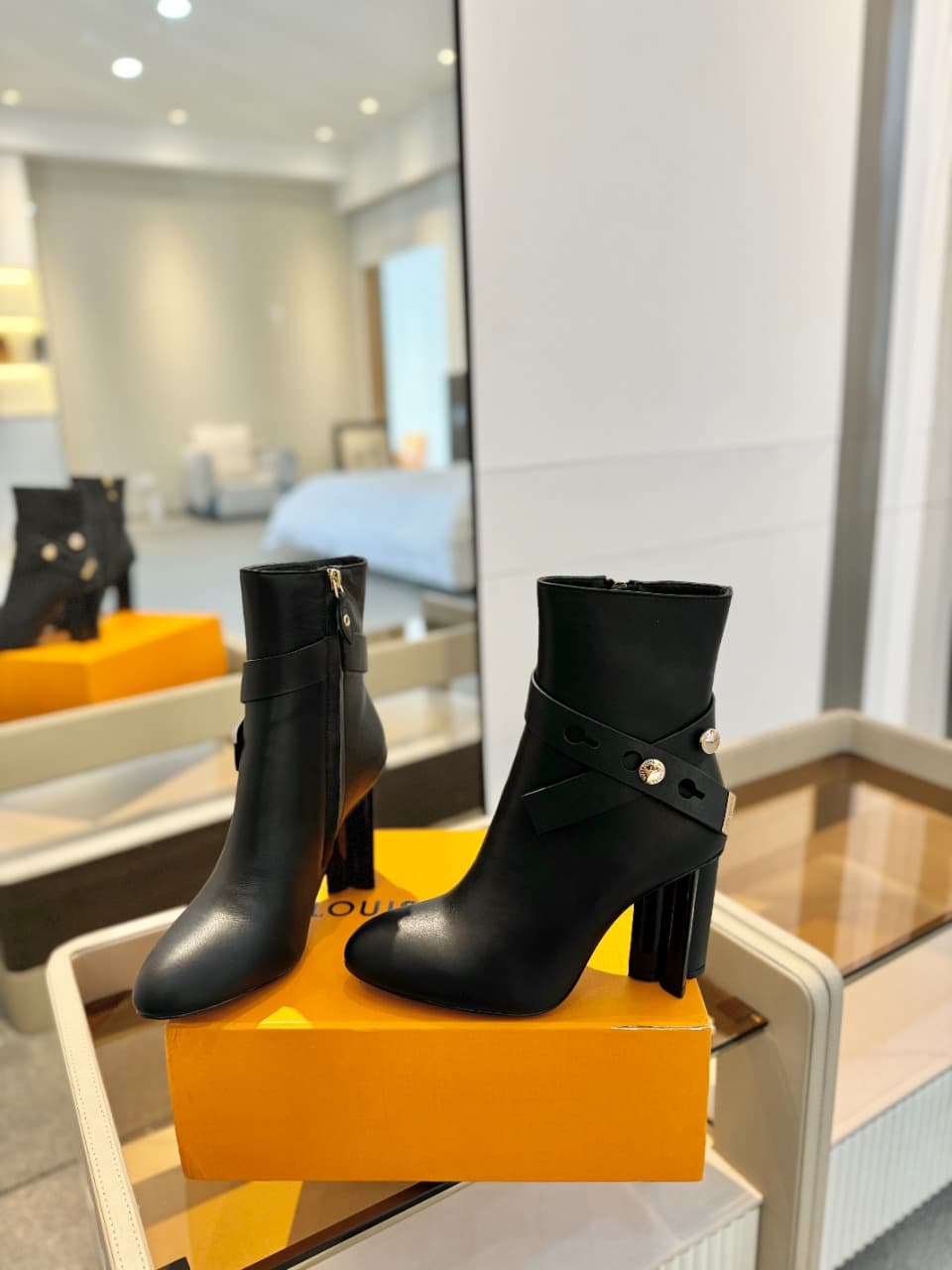 D8982 2026 – Latest collection/series. The latest autumn/winter online store collection features short boots of size 6. All items are updated in real time, with perfect foot shapes. Features LV-style buckles and oiled edges; intricate craftsmanship; plum  — image 5