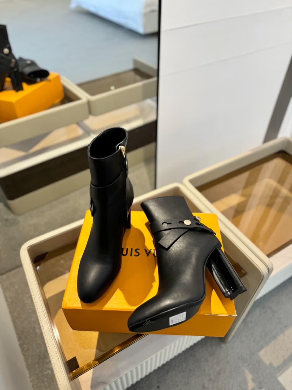D8982 2026 – Latest collection/series. The latest autumn/winter online store collection features short boots of size 6. All items are updated in real time, with perfect foot shapes. Features LV-style buckles and oiled edges; intricate craftsmanship; plum  — image 6