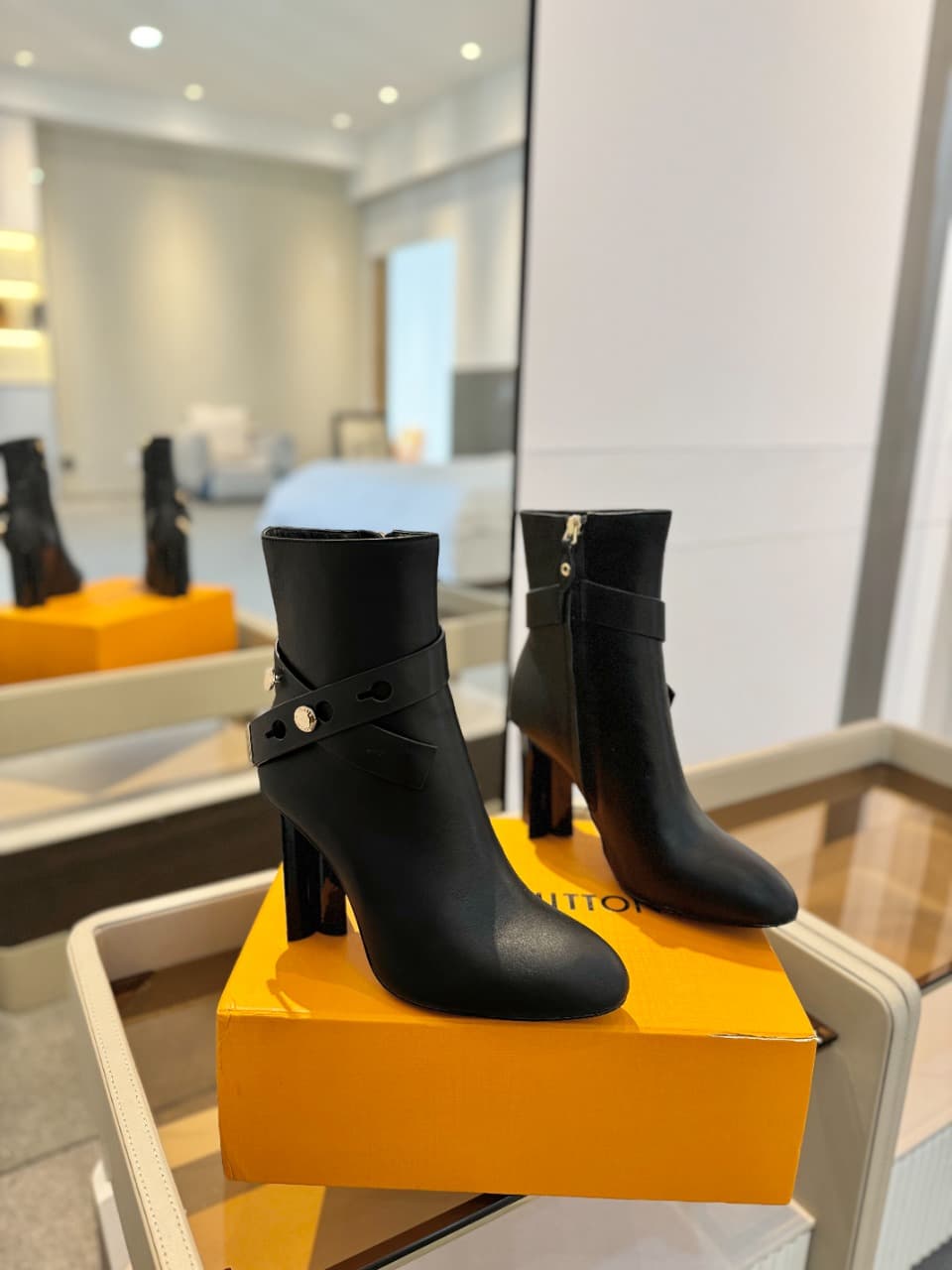 D8982 2026 – Latest collection/series. The latest autumn/winter online store collection features short boots of size 6. All items are updated in real time, with perfect foot shapes. Features LV-style buckles and oiled edges; intricate craftsmanship; plum  — image 2