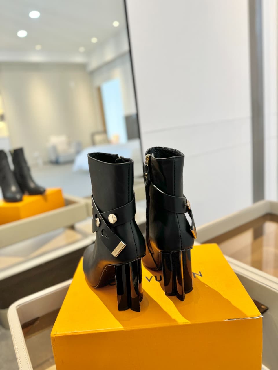 D8982 2026 – Latest collection/series. The latest autumn/winter online store collection features short boots of size 6. All items are updated in real time, with perfect foot shapes. Features LV-style buckles and oiled edges; intricate craftsmanship; plum  — image 7