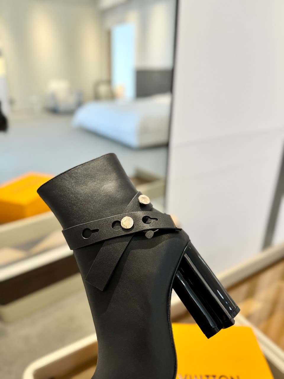 D8982 2026 – Latest collection/series. The latest autumn/winter online store collection features short boots of size 6. All items are updated in real time, with perfect foot shapes. Features LV-style buckles and oiled edges; intricate craftsmanship; plum  — image 8
