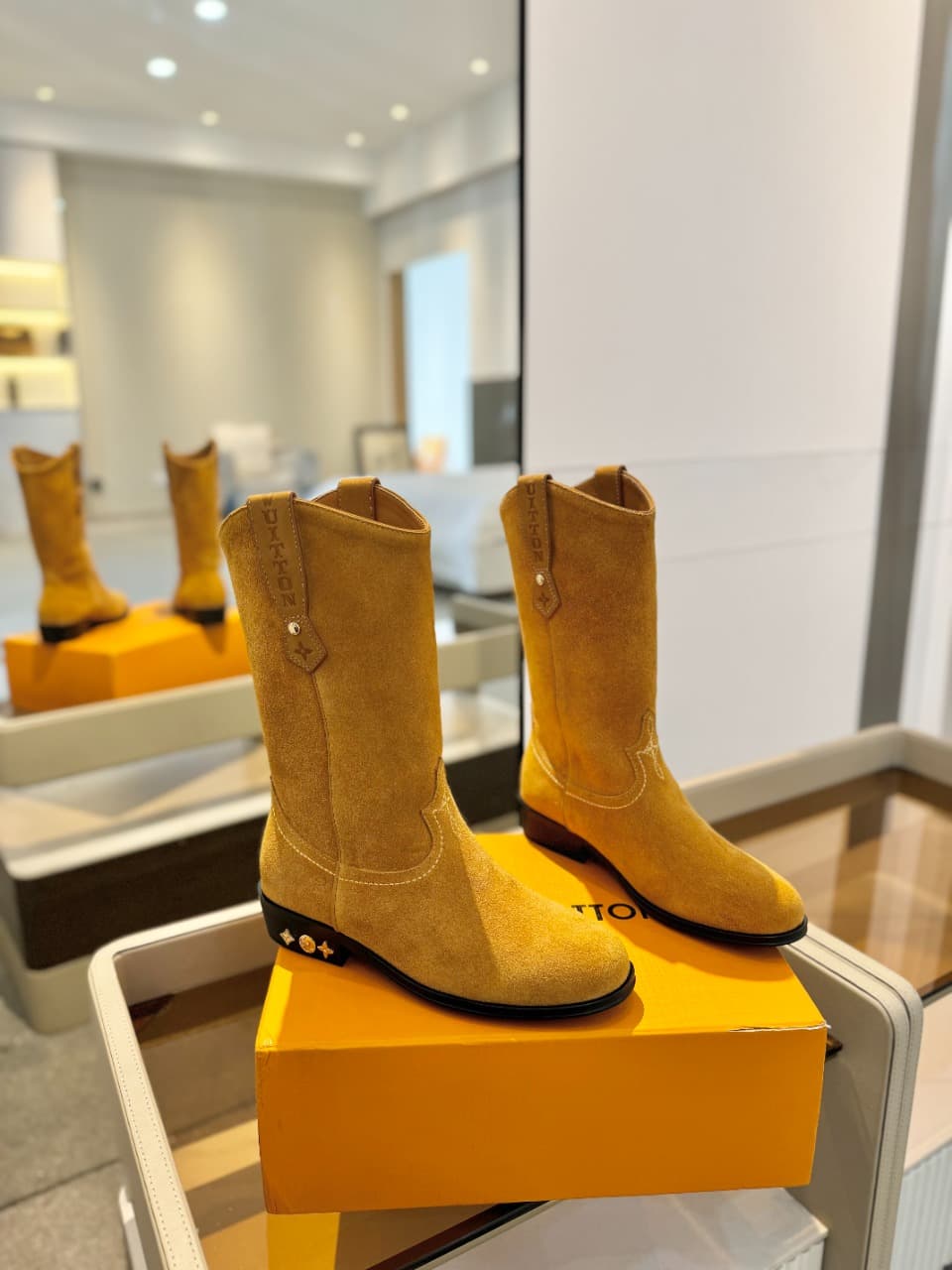 D8992 2026  Latest collection/series L✔️ The latest autumn/winter official website collection features runway-style boots. All items are updated simultaneously, with perfect fit. Features LV-inspired straps and edging, intricate craftsmanship, and a desig — image 2