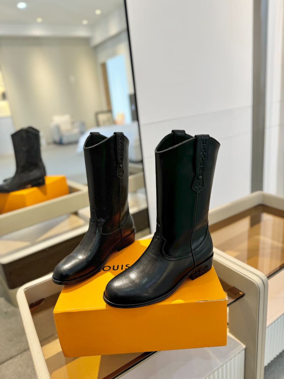 D8990 2026 – Latest collection/series. The latest autumn/winter online store collection features runway-style boots. Updates are synchronized, with perfect fit. LV-inspired straps and edged details; intricate craftsmanship, elegant design. Original mold-b — image 4