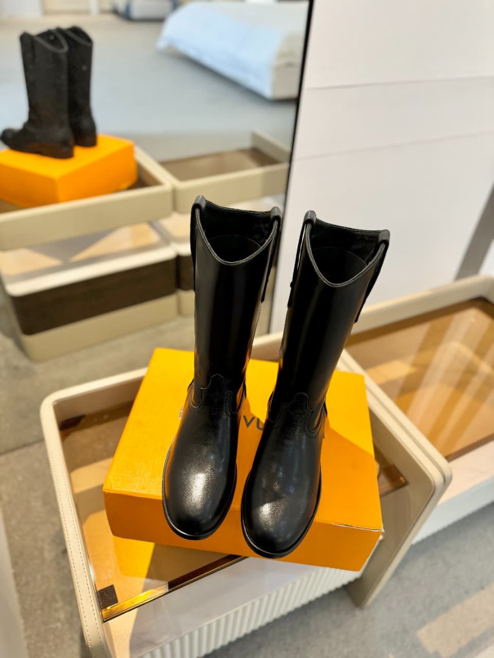 D8990 2026 – Latest collection/series. The latest autumn/winter online store collection features runway-style boots. Updates are synchronized, with perfect fit. LV-inspired straps and edged details; intricate craftsmanship, elegant design. Original mold-b — image 3