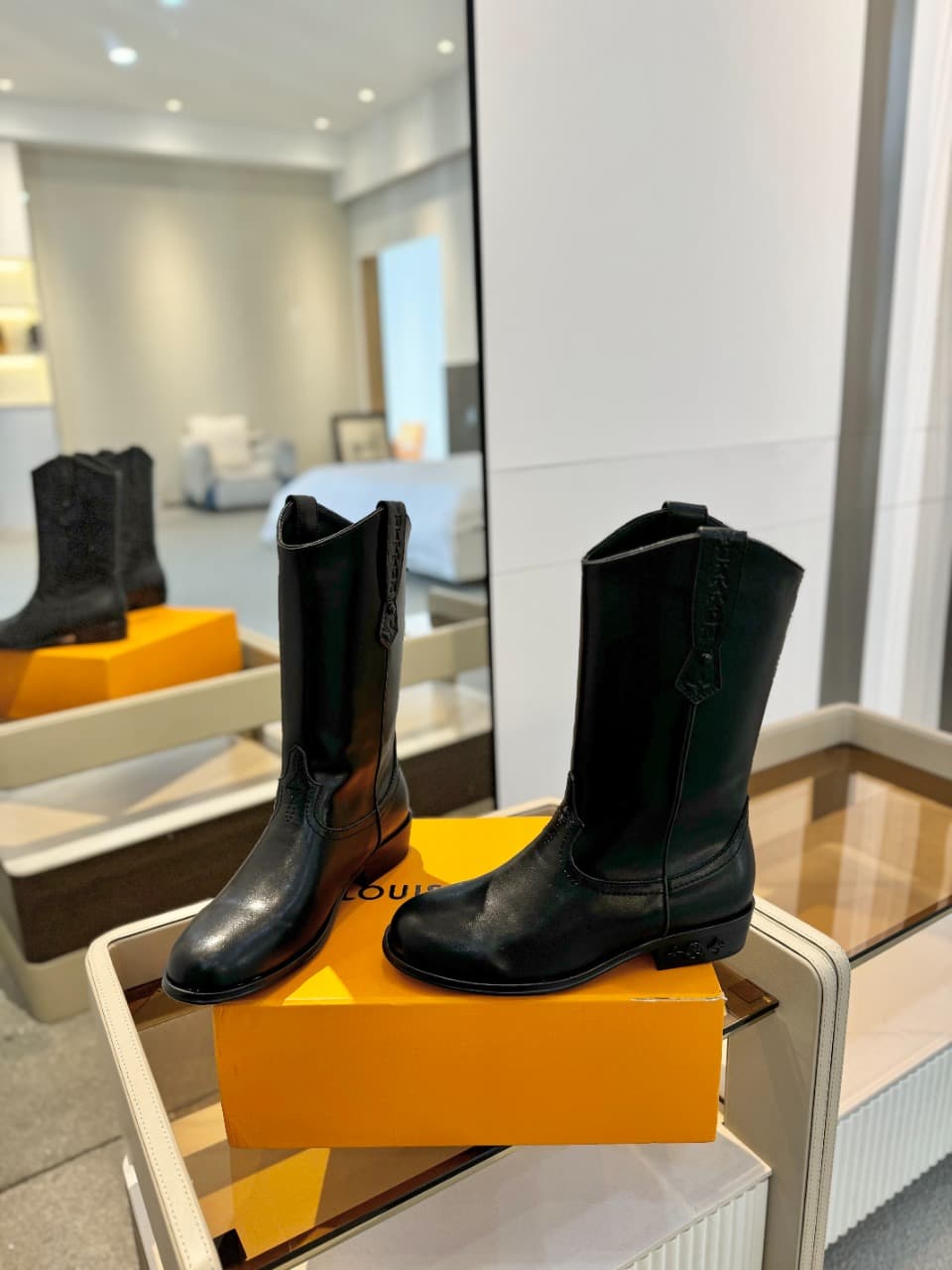 D8990 2026 – Latest collection/series. The latest autumn/winter online store collection features runway-style boots. Updates are synchronized, with perfect fit. LV-inspired straps and edged details; intricate craftsmanship, elegant design. Original mold-b — image 5