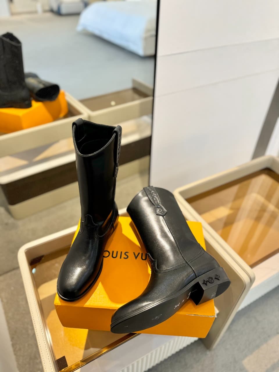 D8990 2026 – Latest collection/series. The latest autumn/winter online store collection features runway-style boots. Updates are synchronized, with perfect fit. LV-inspired straps and edged details; intricate craftsmanship, elegant design. Original mold-b — image 6