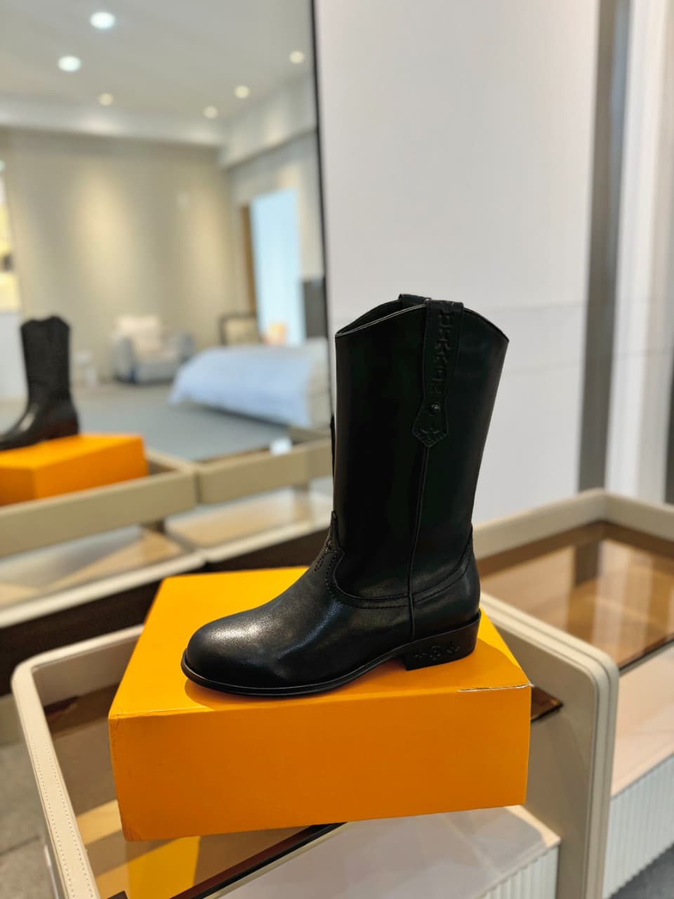 D8990 2026 – Latest collection/series. The latest autumn/winter online store collection features runway-style boots. Updates are synchronized, with perfect fit. LV-inspired straps and edged details; intricate craftsmanship, elegant design. Original mold-b — image 1