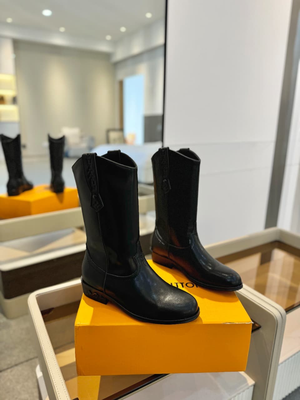 D8990 2026 – Latest collection/series. The latest autumn/winter online store collection features runway-style boots. Updates are synchronized, with perfect fit. LV-inspired straps and edged details; intricate craftsmanship, elegant design. Original mold-b — image 2