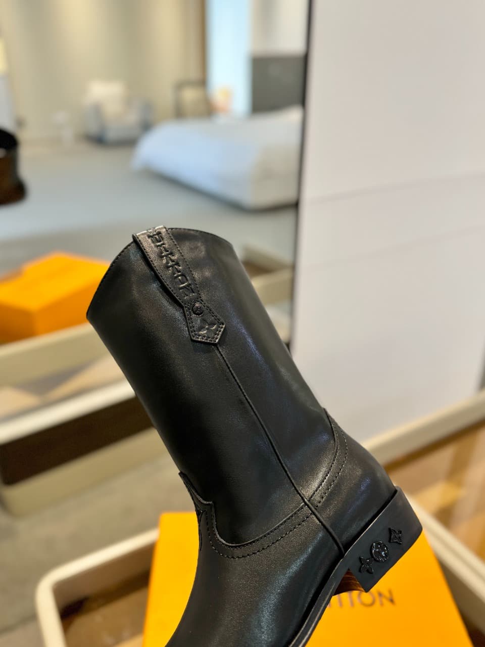 D8990 2026 – Latest collection/series. The latest autumn/winter online store collection features runway-style boots. Updates are synchronized, with perfect fit. LV-inspired straps and edged details; intricate craftsmanship, elegant design. Original mold-b — image 8